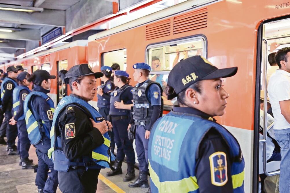 Grupos de uniformados se distribuyeron en las estaciones de las Líneas 1 y 2 con el objetivo de combatir los robos a pasajeros, acoso sexual y el comercio informal dentro de las instalaciones (CDMX)