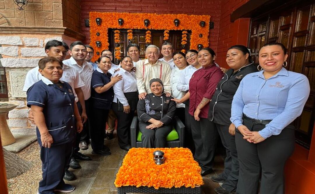 El presidente Andrés Manuel López Obrador junto a trabajadores del Hotel Misión San José de Salina Cruz, Oaxaca. Foto: X @lopezobrador_
