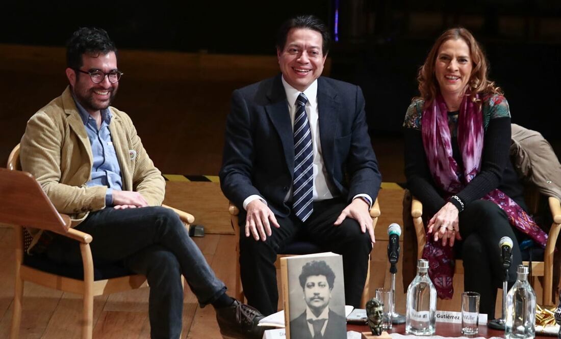 Beatriz Gutiérrez Müller (der.), el coordinador Mario Delgado Carrillo y el editor Diego Flores Magón. Foto: Diego Simón