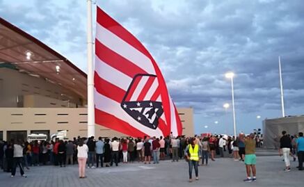 Atlético de Madrid iza la bandera al revés