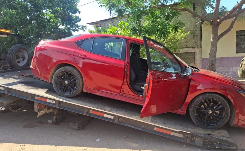 En una primera acción de vigilancia terrestre, en la comunidad de la Isla del Bosque, en el municipio de Escuinapa, se encontraron dos vehículos. Foto: Especial