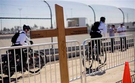 Pope pauses at fence separating Mexico and U.S.  