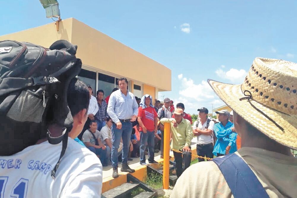 Los campesinos buscaron a hablar con los encargados de la procesadora de Marqués de Comillas y procedieron a parar el trabajo de las máquinas. Foto/FREDY MARTÍN. EL UNIVERSAL