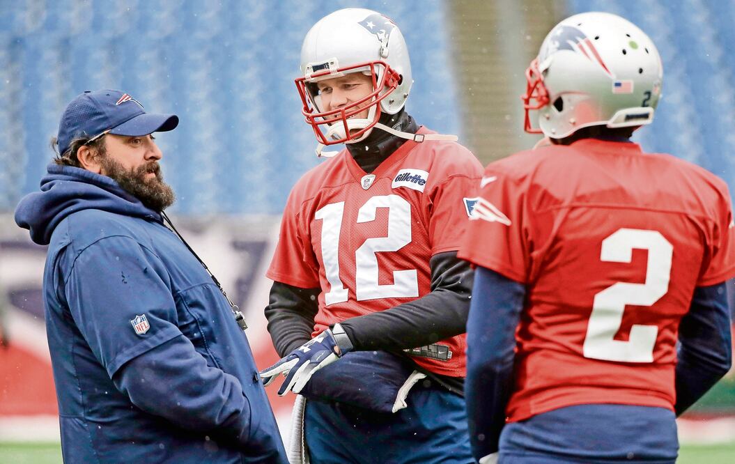 Brady y Hoyer, los QB de Patriots (STEVEN SENNE. AP)