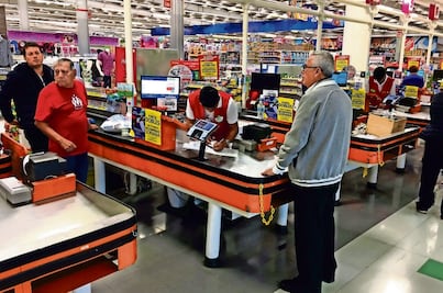 Cofece ve posible baja en comisiones por pagos en 2024