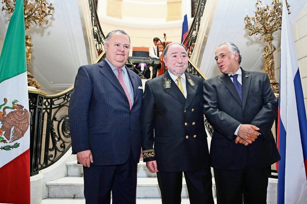 Francisco del Río, director para Europa de la SRE; Eduard Malayán, embajador ruso, y Miguel Torruco, de Turismo de la CDMX (LUCÍA GODÍNEZ. EL UNIVERSAL)