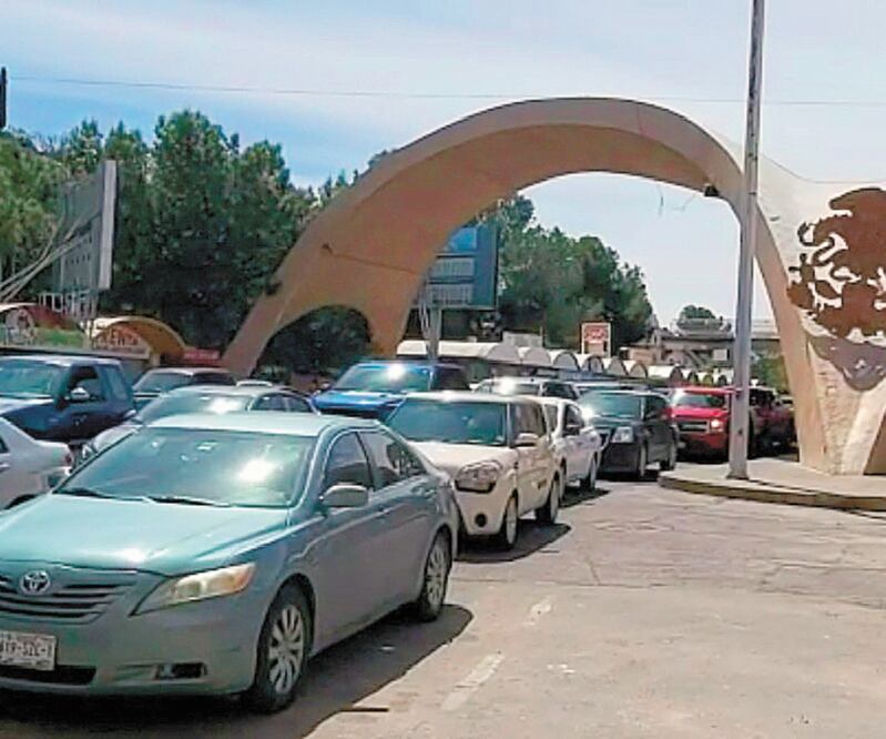 Miles de personas buscaban internarse al vecino país por la garita Dennis de Concini. Foto: Especial