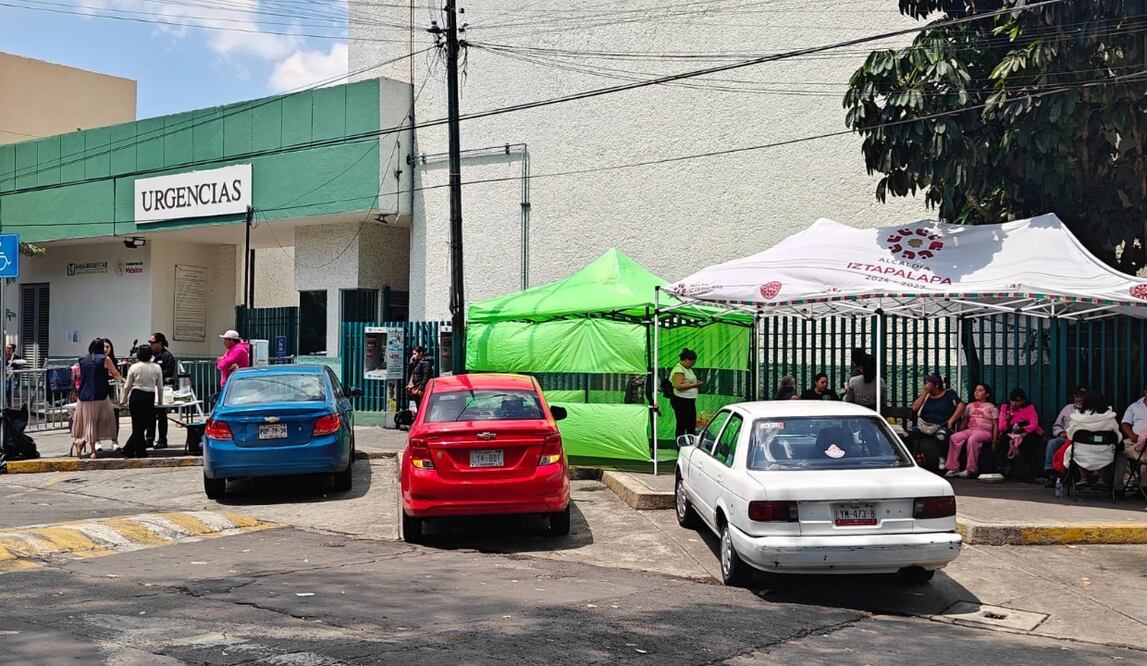 Solidaridad y espera; familias acompañan a víctimas del hospital Rubén Leñero. Foto: Especial
