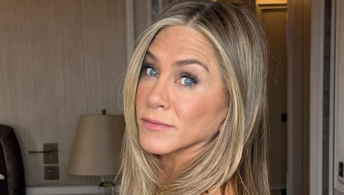 Estafan a hombre con falsa Jennifer Aniston Foto: Instagram @mrchrismcmillan