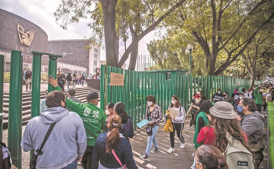 Desde las siete de la mañana ya se observaban largas filas en la sede de vacunación Centro Médico, donde algunos jóvenes mostraron decepción por no recibir la vacuna Sputnik V. Foto: Germán Espinosa. El Universal