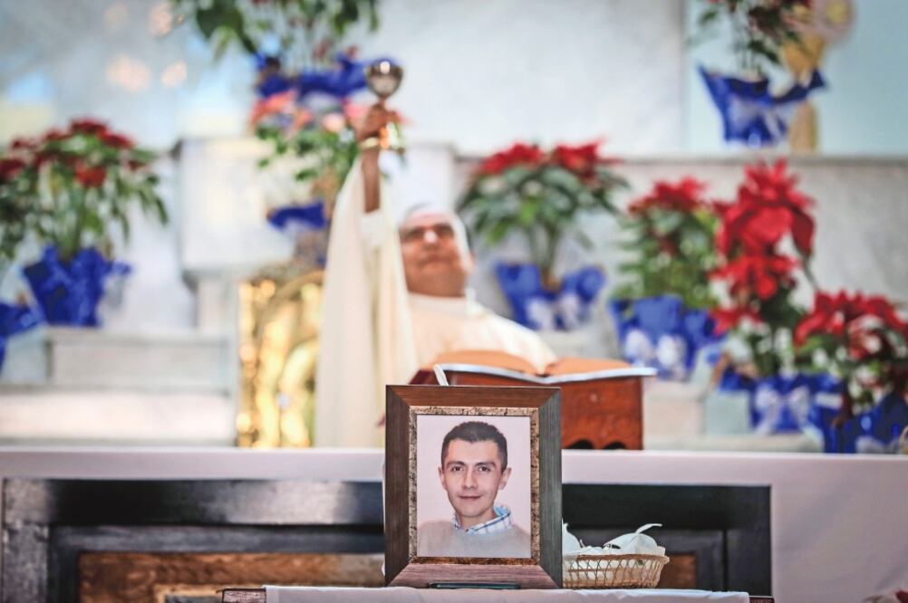 En la parroquia Candelaria Purificación, de la alcaldía Coyoacán, se realizó una misa ayer a las 15:00 horas para recordar al editor de la agencia SUN. (JUAN CARLOS REYES. EL UNIVERSAL)