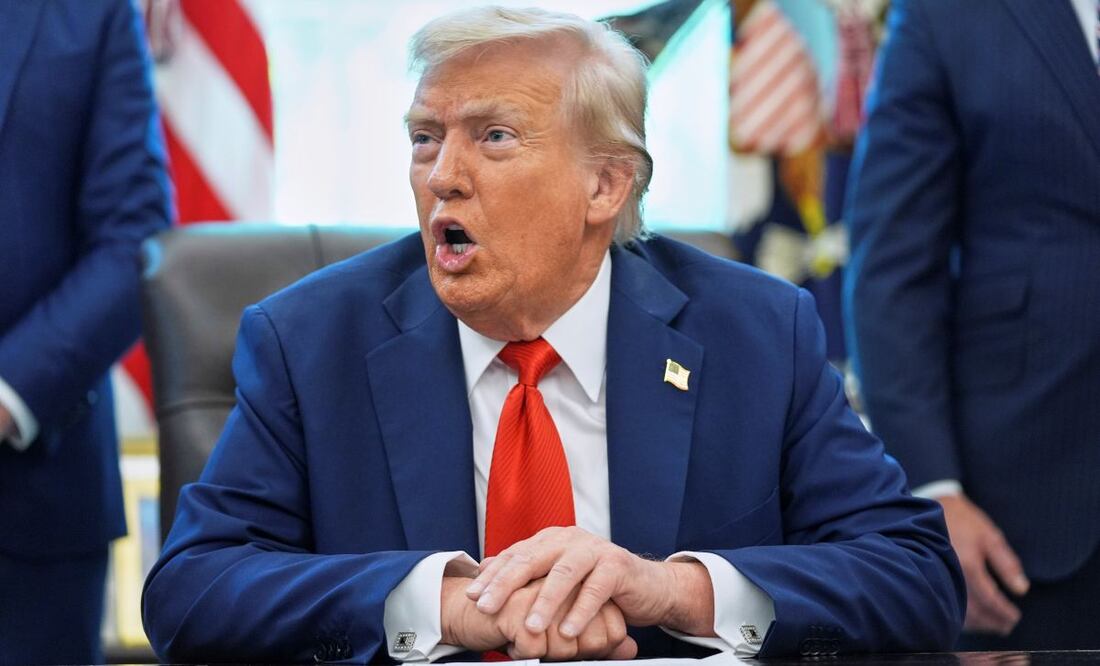 El presidente Donald Trump habla mientras firma órdenes ejecutivas en la Oficina Oval de la Casa Blanca, el lunes 25 de agosto de 2025, en Washington. Foto: AP