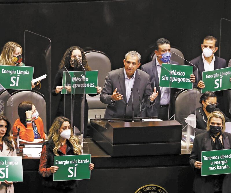 La oposición también exhibió pancartas para expresar su rechazo a lo que consideró un retroceso en la producción de energía. Foto: DIEGO SIMÓN. EL UNIVERSAL