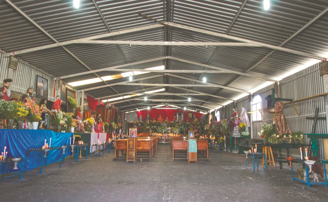 Los habitantes de Zinacantán rescataron a sus santos de los escombros del templo de San Lorenzo (FREDY MARTÍN PÉREZ. EL UNIVERSAL)