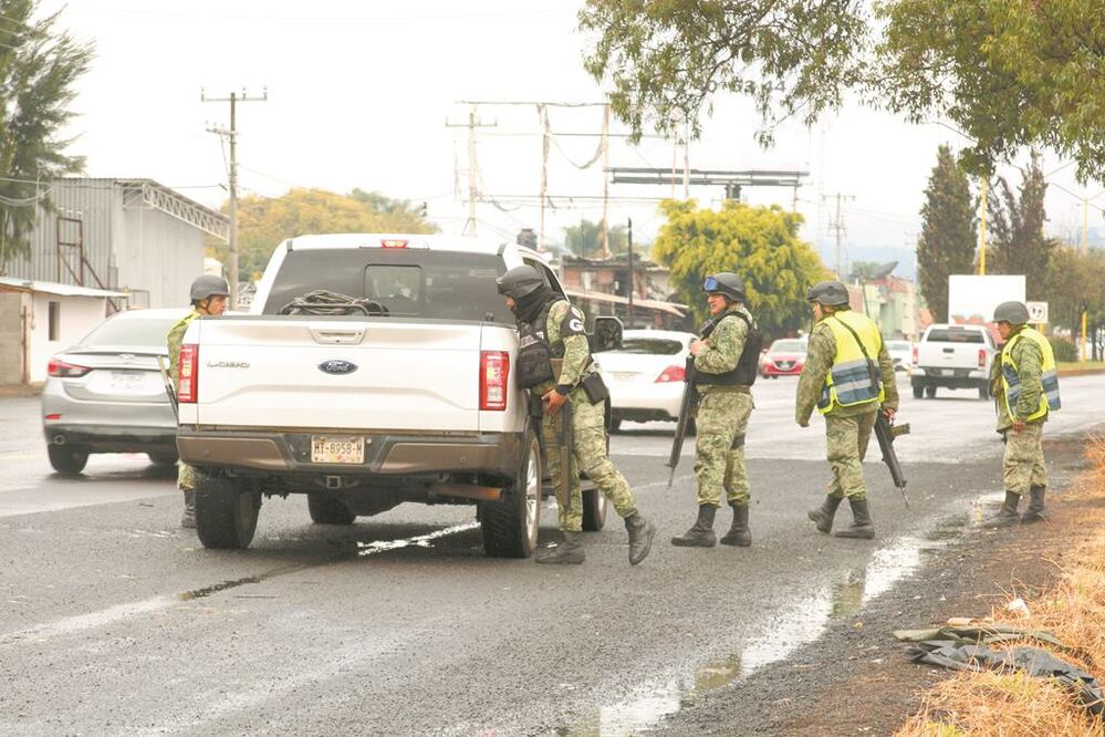 Elementos de la Guardia Nacional y de las policías municipal y Michoacán mantienen filtros de seguridad y registro en las entradas a Uruapan.