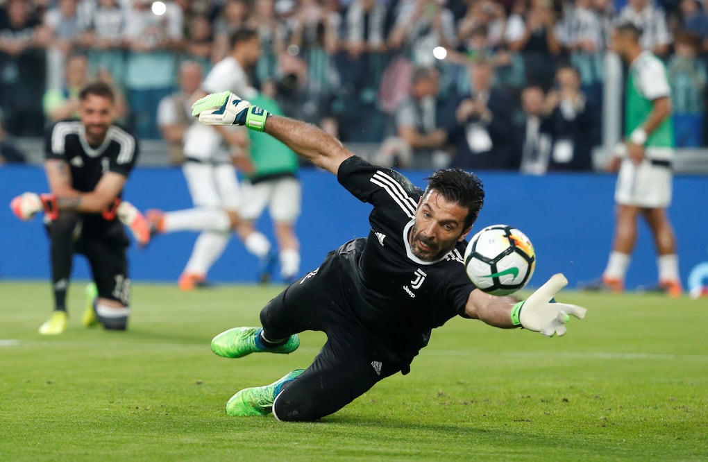 Reuters. Gianluigi Buffon atajando un balón durante el juego entre la Juventus y el Nápoles 
