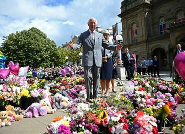 Rey Carlos III recibe en Londres a familias de las niñas asesinadas en Southport