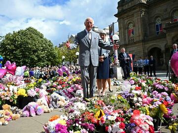 Rey Carlos III recibe en Londres a familias de las niñas asesinadas en Southport