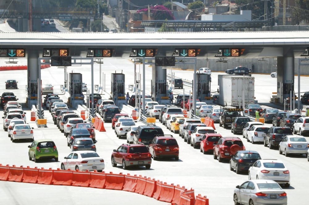 La autopista México-Cuernavaca presentó gran afluencia vehicular durante todo el día de ayer provocando nudos viales en algunos puntos de Tlalpan. (LUIS CORTÉS. EL UNIVERSAL)