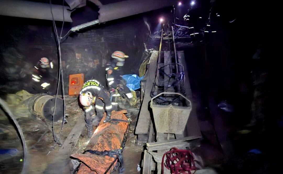 Fotografía difundida por la Policía Nacional de Perú que muestra el interior de la mina de oro Poderosa este domingo en Pataz, Perú. Foto: EFE