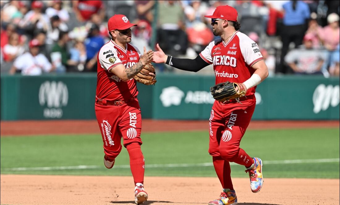 Juan Carlos Gamboa y Julián Ornelas chocan las manos tras culminar una entrada en el segundo juego de la Serie de Campeonato de la Zona Sur ante Piratas de Campeche. FOTO: @DiablosRojosMX