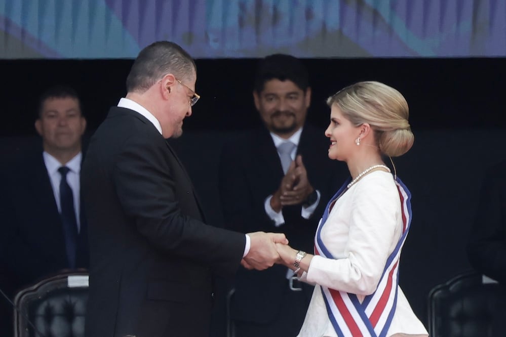 El expresidente de Costa Rica, Rodrigo Chaves, habla con la nueva mandataria, Laura Fernández, en la ceremonia de investidura el viernes, en el Estadio Nacional de San José. Foto: EFE