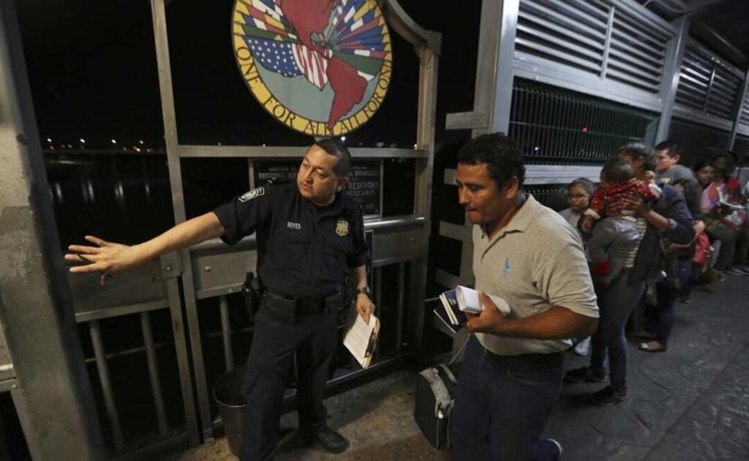Migrantes nicaragüenses desean obtener asilo en Estados Unidos, en la frontera entre Laredo, Texas. Foto: AP