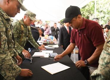 Inicia programa de canje de armas en Cuernavaca; ciudadano entrega pistola alemana de la Segunda Guerra Mundial