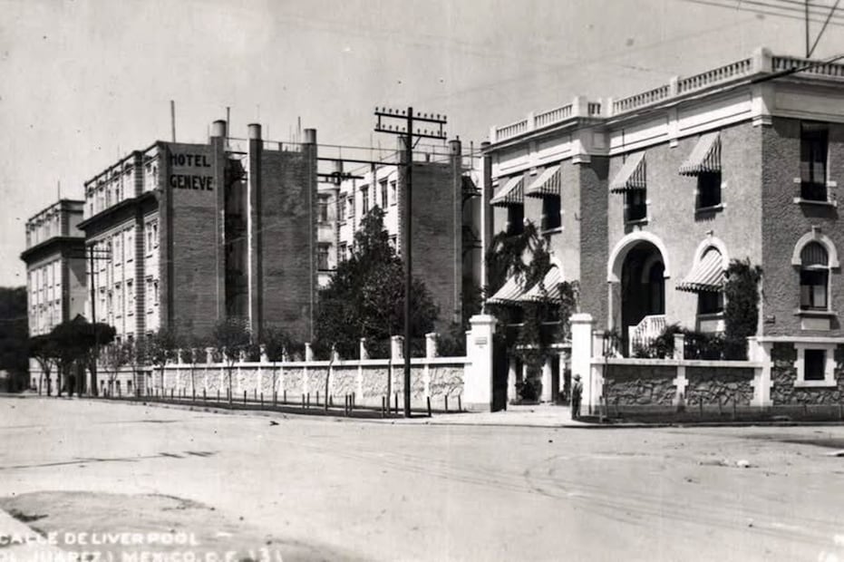 La esquina de Génova y Liverpool, en la colonia Juárez, alrededor de 1920. Al fondo el Hotel Geneve que sigue ahí. Col. Carlos Villasana.