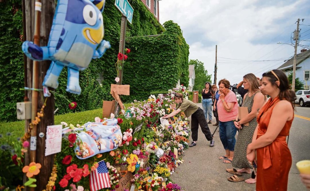 Asistentes a un memorial improvisado en honor a Joan Sebastian Durán Guerrero, un inmigrante colombiano que murió tras recibir disparos de agentes del ICE en Biddeford, Maine. Foto: RYAN MURPHY / AFP