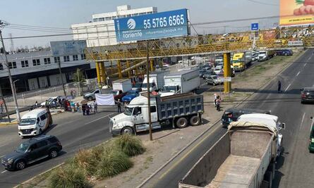 Familiares de hombre desaparecido bloquean la carretera federal Texcoco-Lechería; exigen a las autoridades acelerar su búsqueda