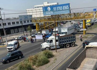 Familiares de hombre desaparecido bloquean la carretera federal Texcoco-Lechería; exigen a las autoridades acelerar su búsqueda