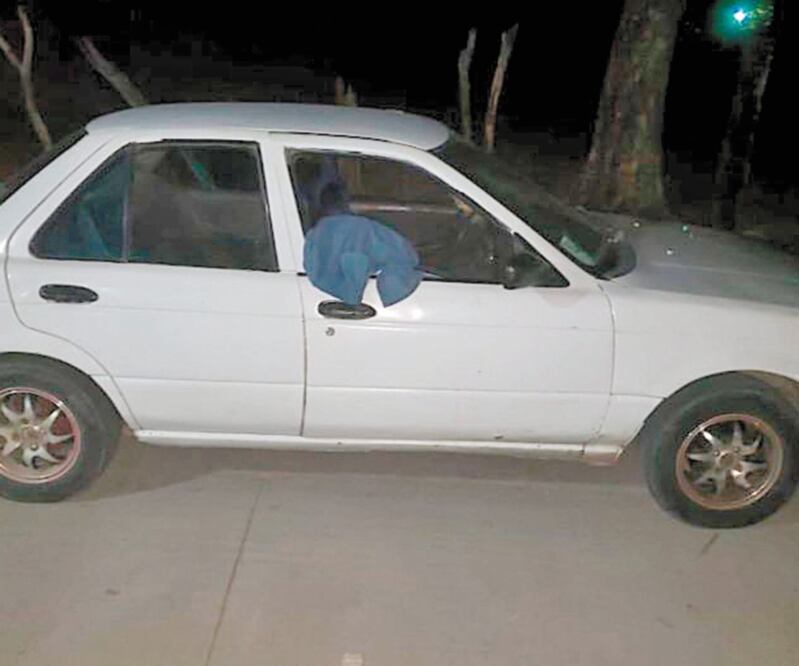 Vehículo en el que fueron encontrados los cuerpos de dos adolescentes asesinados la noche del domingo en la carretera a Cocula. Foto: ESPECIAL