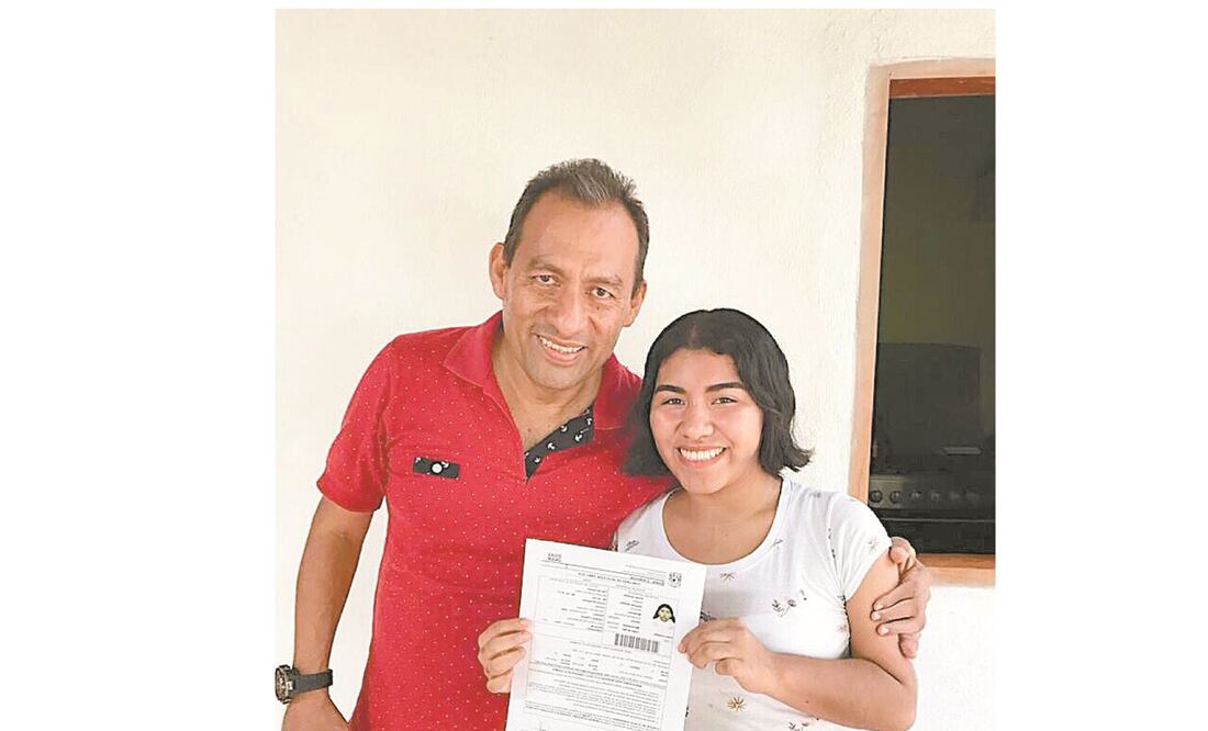 Alejandra Ramírez Peralta, oriunda de Juchitán, Oaxaca, es una de las 39 aspirantes que ingresaron a la carrera de Médico Cirujano en la UNAM. Foto/CORTESÍA