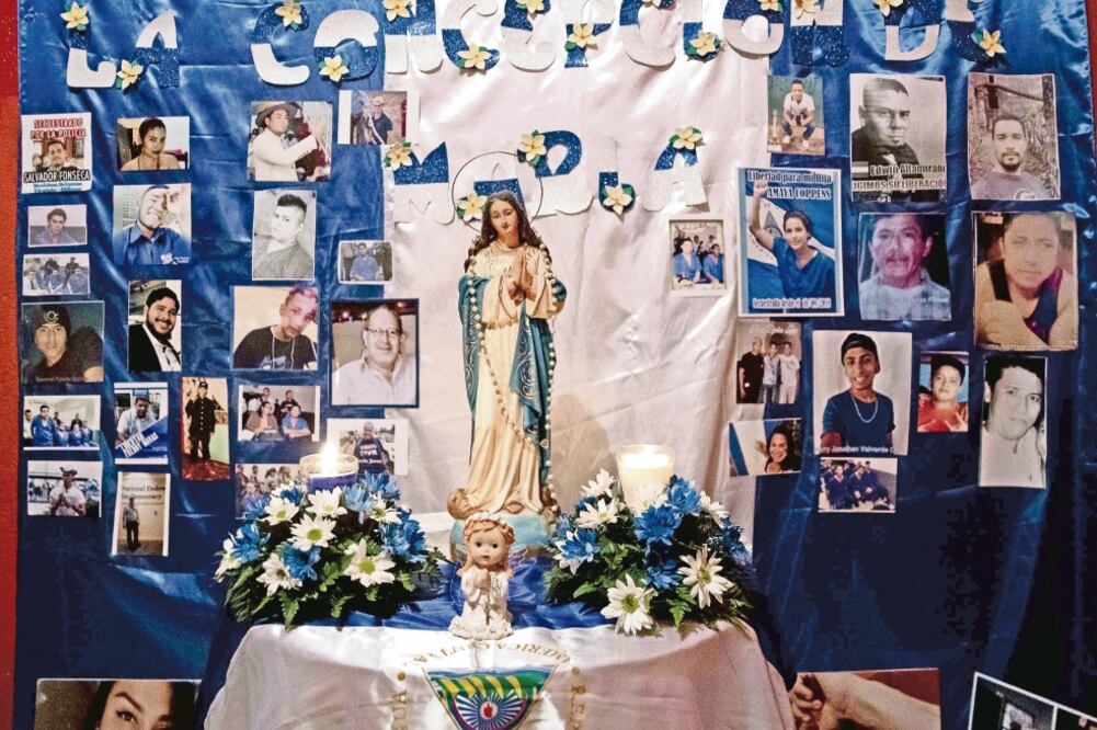 Nicaragüenses colocaron un altar con fotografías en honor a los detenidos por protestar contra el gobierno del presidente Daniel Ortega. JORGE TORRES. EFE