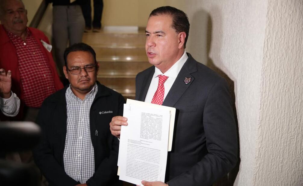 Diputado del PT Ricardo Mejía Berdeja presenta solicitud de juicio político en contra del congreso de Coahuila. Foto: Especial