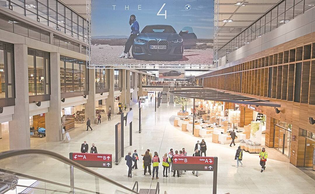 La zona de comercios del nuevo aeropuerto de Berlín-Brandeburgo, en su primer día de operación, el pasado 31 de octubre. Los vuelos de pasajeros en Europa están restringidos por los rebrotes del Covid-19. Foto: MAJA HITIJ. EFE