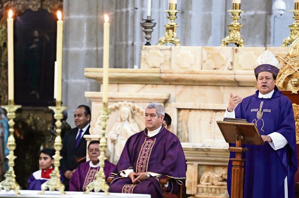 El cardenal Norberto Rivera Carrera oró por los que dirigen las naciones. Además en el semanario Desde la fe, la Arquidiócesis Primada de México dijo que las reformas estructurales van por el camino de la desigualdad. FOTO: BERENICE FREGOSO. EL UNIVERSAL