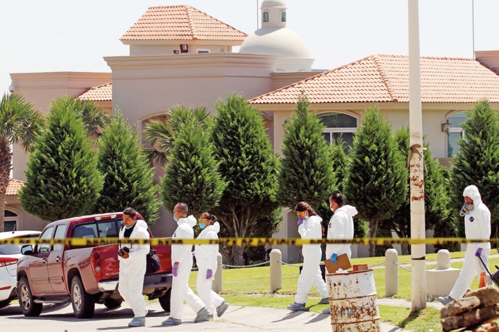 Policías ministeriales realizan una investigación en el barrio de Bugambilias, en el municipio de Zapopan, un día después del ataque contra el secretario de Trabajo y ex fiscal de Jalisco, Luis Carlos Nájera (ULISES RUIZ. AFP)