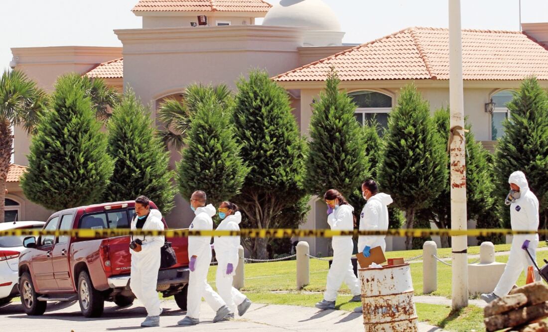 Policías ministeriales realizan una investigación en el barrio de Bugambilias, en el municipio de Zapopan, un día después del ataque contra el secretario de Trabajo y ex fiscal de Jalisco, Luis Carlos Nájera (ULISES RUIZ. AFP)