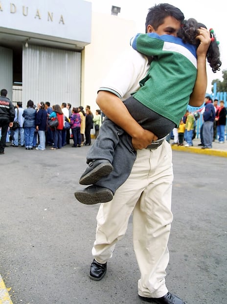 Un exconvicto abraza a su hija tras recibir el indulto por fiestas patrias, 2003. Era común ver a los recién liberados retirándose el uniforme caqui de su reclusión y depositarlo en la basura tan pronto estaban afuera. Foto: Archivo EL UNIVERSAL.