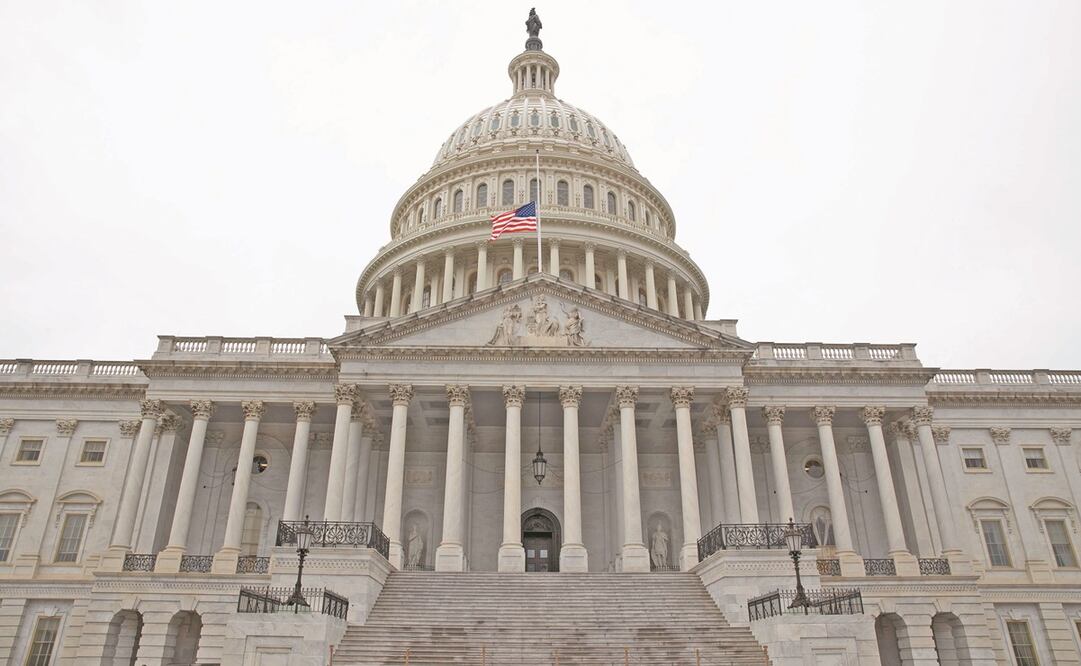La bandera del Capitolio ondeó ayer a media asta en honor al policía que falleció tras el asalto al Capitolio por parte de seguidores de Donald Trump. Foto: Michael Reynolds. EFE