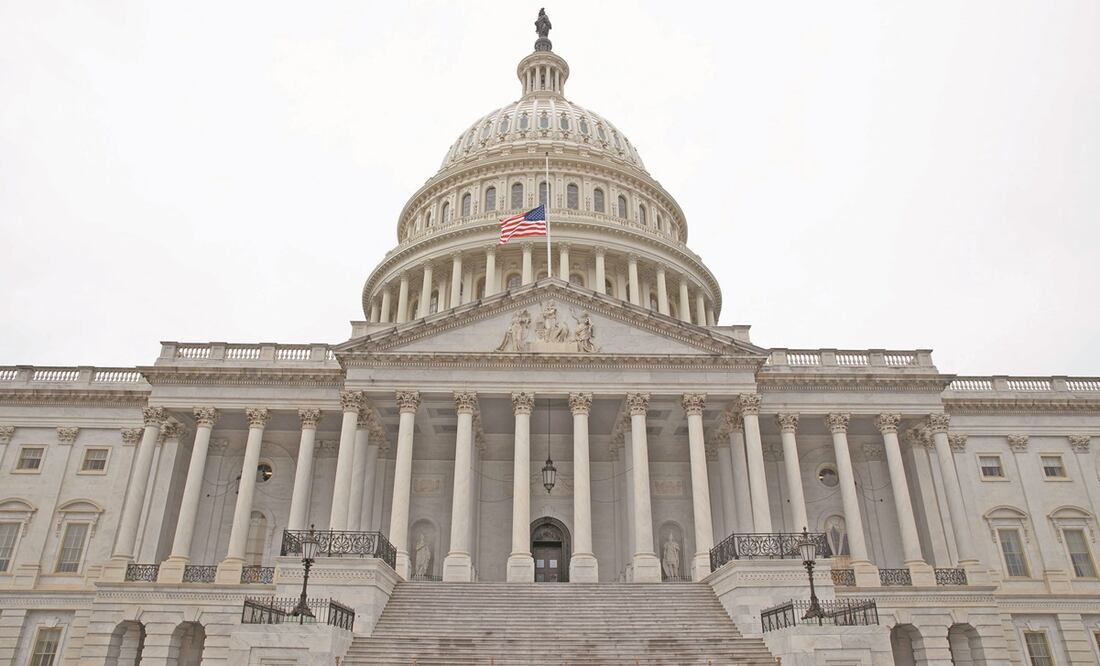 La bandera del Capitolio ondeó ayer a media asta en honor al policía que falleció tras el asalto al Capitolio por parte de seguidores de Donald Trump. Foto: Michael Reynolds. EFE