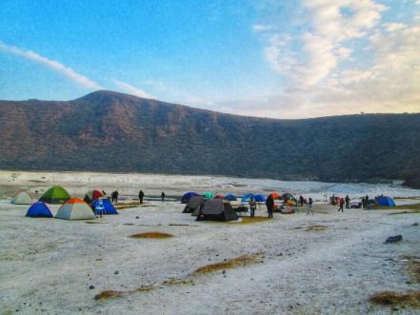Acampa y contempla la luna dentro un volcán en México