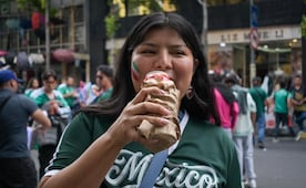 Pese a Ley Seca, comerciantes ambulantes venden alcohol en calles del Centro Histórico de CDMX; "el que compró, compró", dicen aficionados