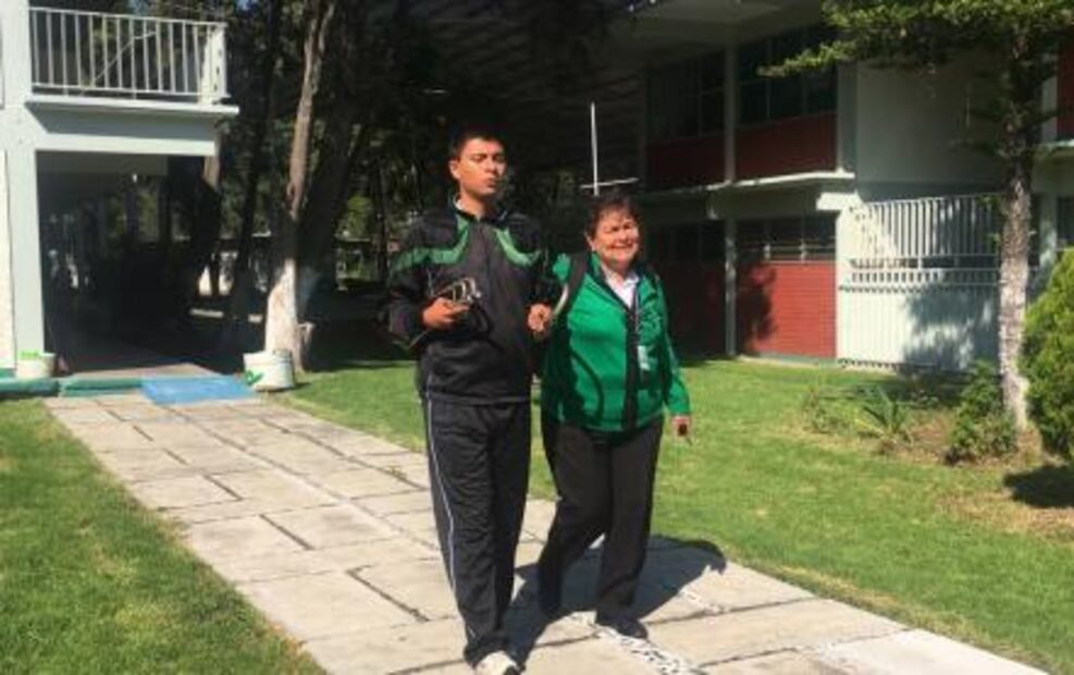 Doña Catita comparte con su nieto casa... y escuela 
