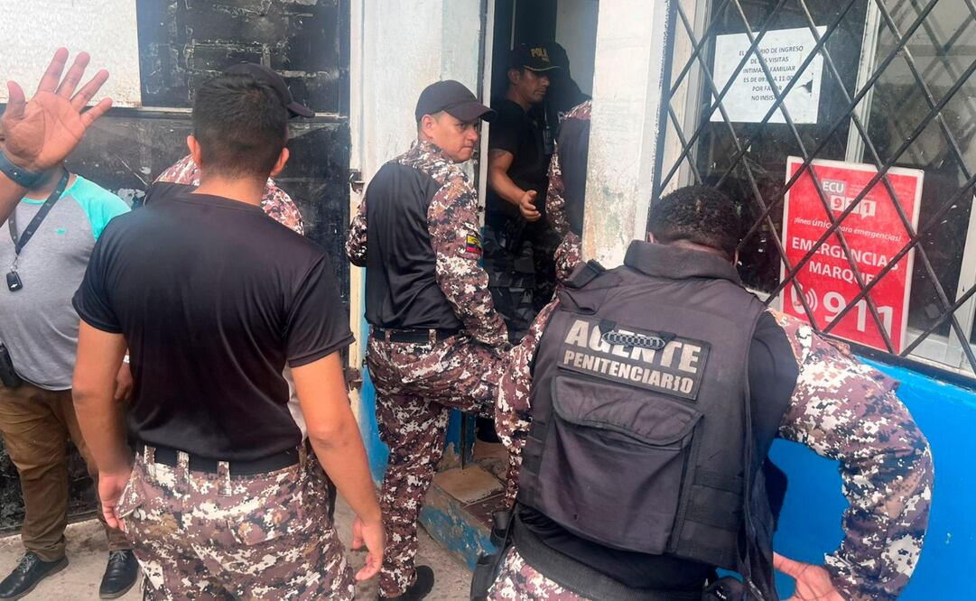 Fotografía cedida por las Fuerzas Armadas de Ecuador de la liberación de funcionarios de una prisión hoy, en la provincia costera de Esmeraldas vía EFE
