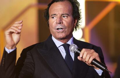 Julio Iglesias no está listo para hablar, pero ya prepara su defensa; revista logra contactarlo