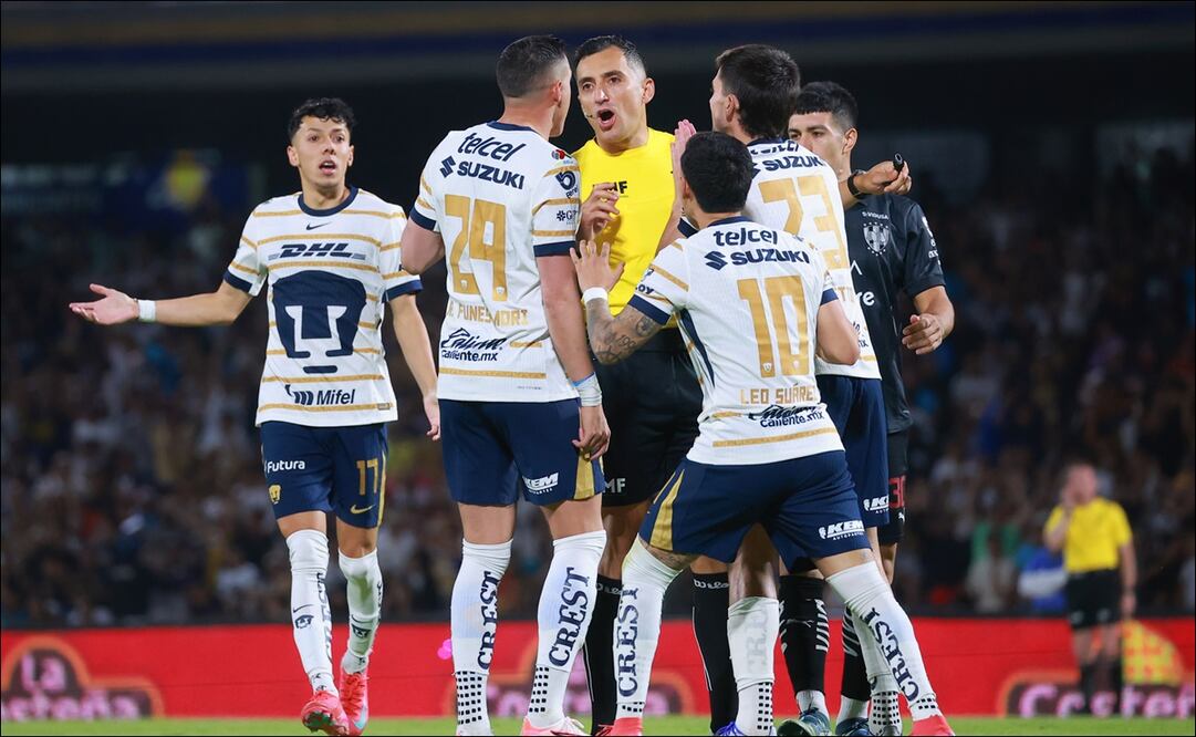 Jugadores de Pumas le reclaman al árbitro / Foto: Imago7