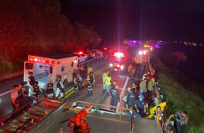 Volcadura de autobús de pasajeros deja 21 heridos y al menos 15 muertos en Nayarit